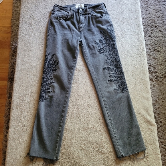 We The Free faded black floral embroidered raw hem jeans size 25​ - Picture 4 of 15